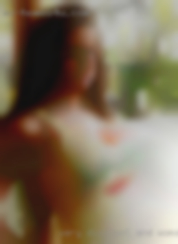 Very discreet and woman seeks cock polite.